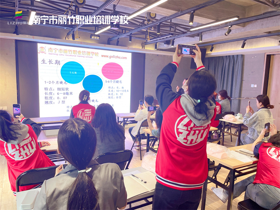 開班啦！直擊南寧美睫學(xué)校課堂實況