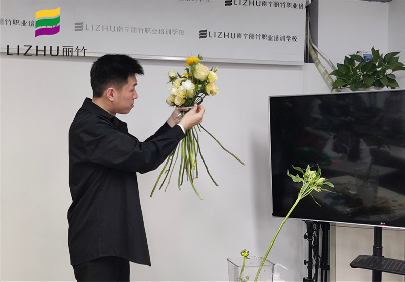 南寧培訓插花基礎(chǔ)：花材同色系的選擇