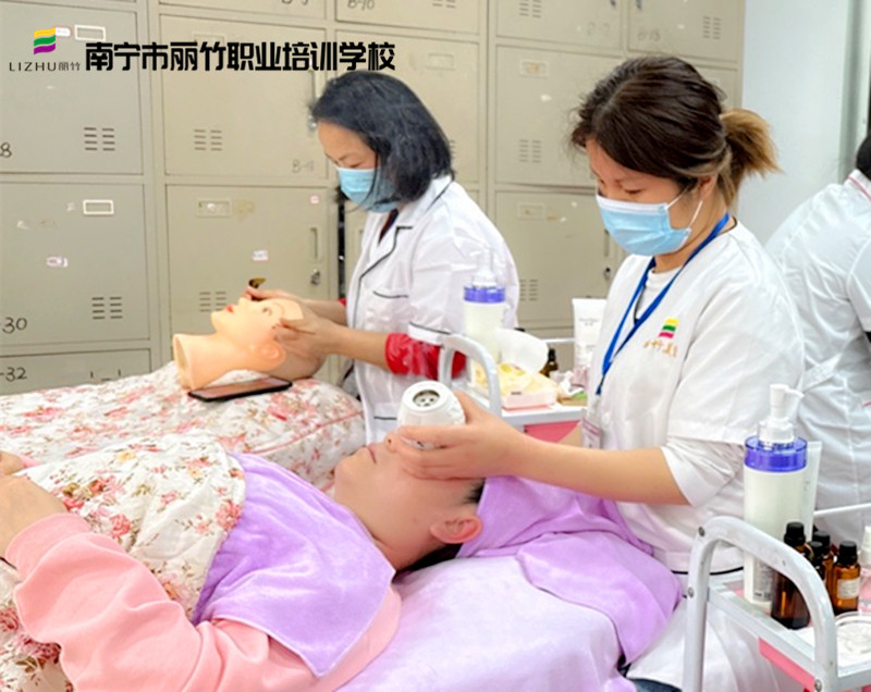 廣西學面部美容：面部桃花灸的好處