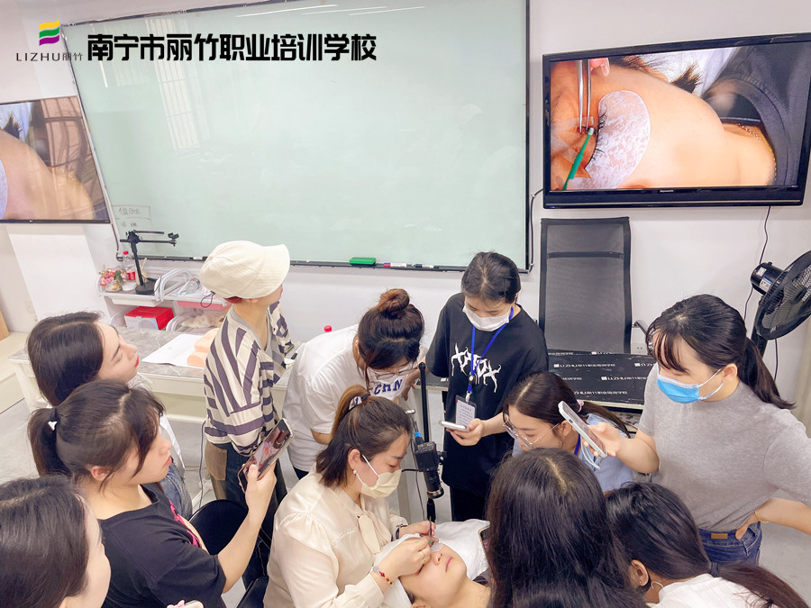 廣西美睫職業(yè)學校課堂實況匯總