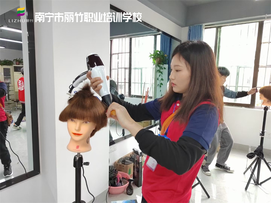 廣西學(xué)吹風(fēng)造型、廣西美發(fā)吹風(fēng)培訓(xùn)