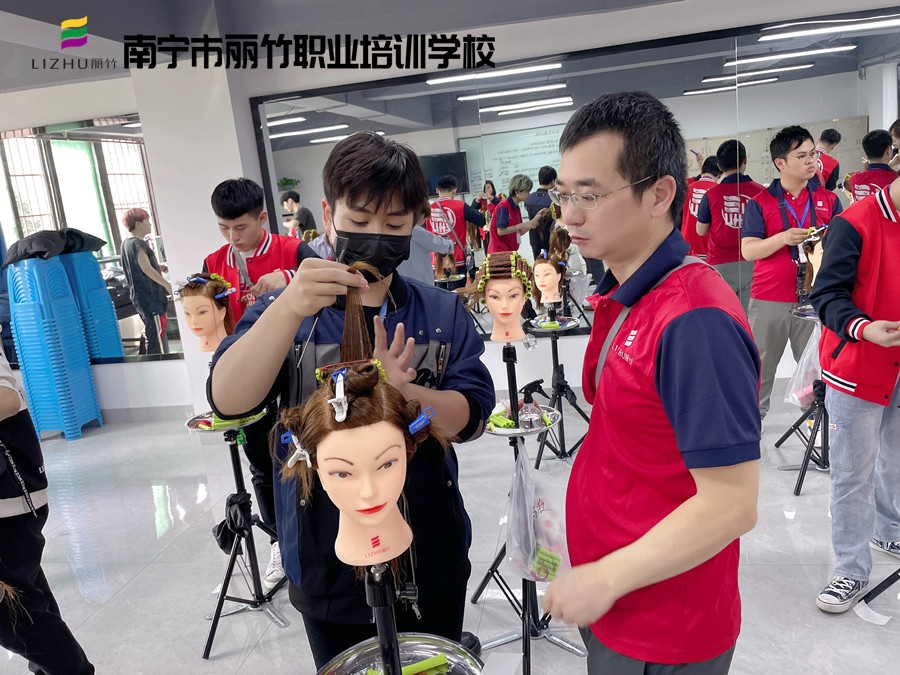 美發(fā)怎么卷杠紙？南寧美發(fā)卷發(fā)學(xué)校實(shí)訓(xùn)展示