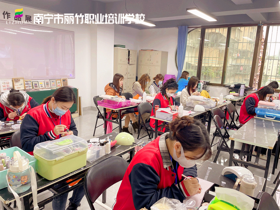 全貼甲片和半貼有什么區(qū)別？廣西美甲基礎班培訓