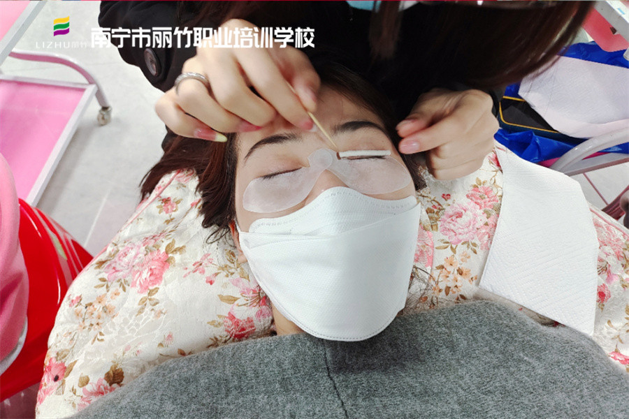 冷燙翹睫術(shù)的好處，南寧美甲美睫學(xué)校分享