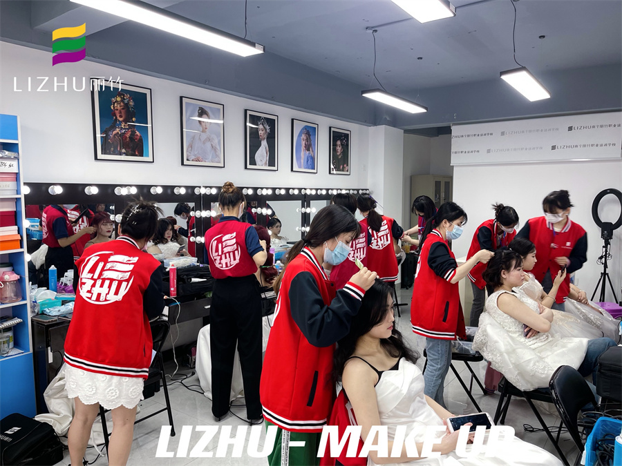 韓式新娘實訓(xùn)課堂，_南寧新娘彩妝造型學(xué)校實操