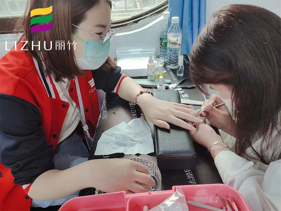 廣?西美甲基礎(chǔ)知識內(nèi)容：美甲怎么修手？