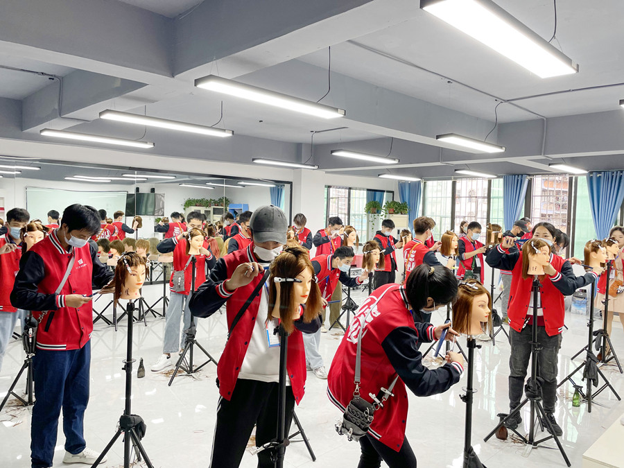 不同類型的長發(fā)如何修剪層次？廣西美發(fā)剪發(fā)學(xué)校教你