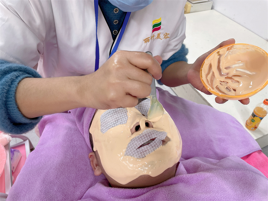 敷軟膜粉的好處？南寧美容皮膚管理學(xué)校實訓(xùn)講解