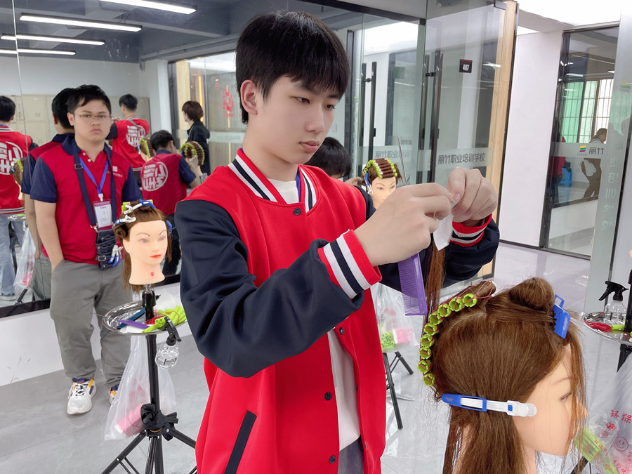 塑料卷發(fā)器使用教程 | 零基礎(chǔ)學(xué)燙染