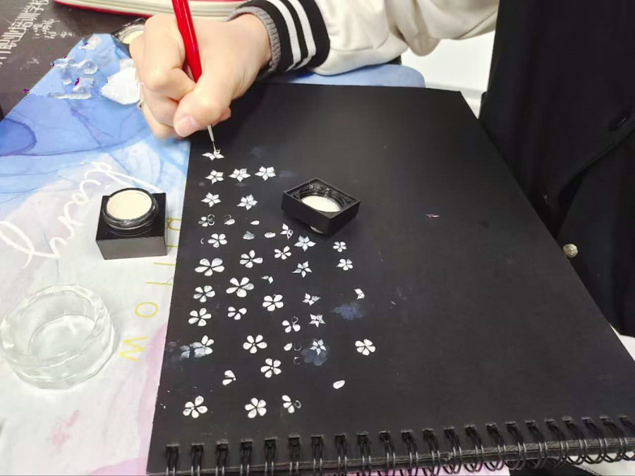 美甲紙上畫花，南寧美甲課堂練習(xí)