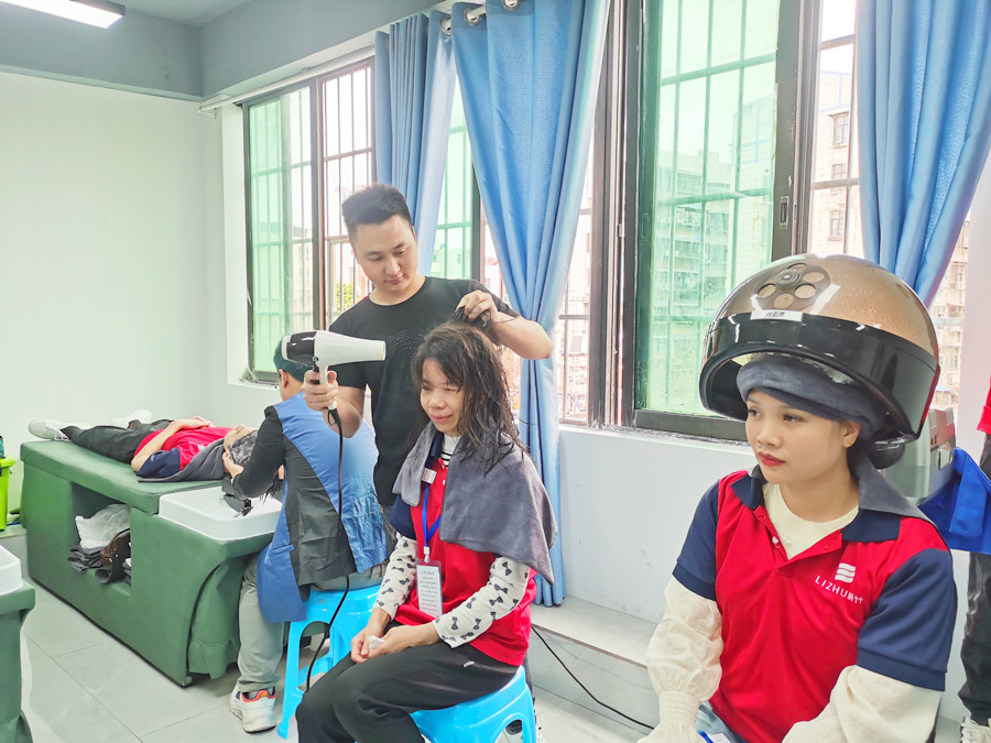 如何給發(fā)膜加熱？南寧美發(fā)職業(yè)技術(shù)學(xué)校課堂實(shí)訓(xùn)講解