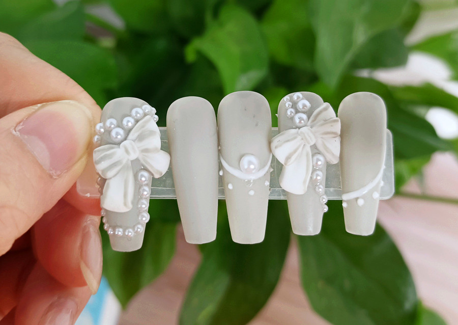 南寧美甲師專業(yè)學(xué)校學(xué)員作品：蝴蝶結(jié)美甲