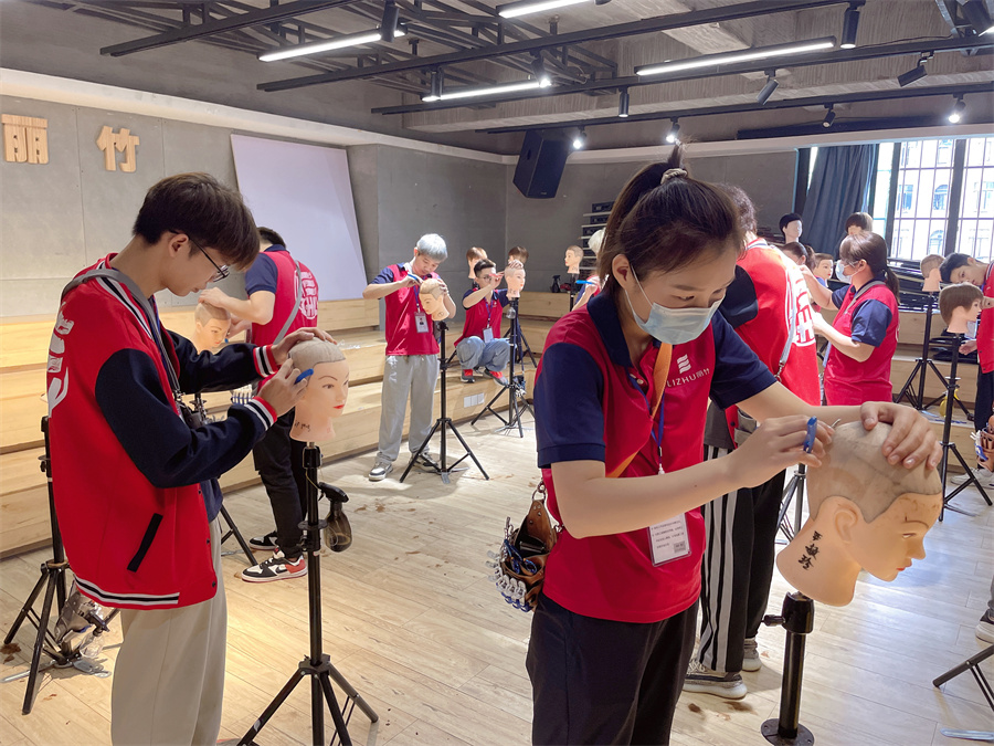 光頭剃頭技巧，廣西美發(fā)剃頭培訓(xùn)班實(shí)訓(xùn)教學(xué)