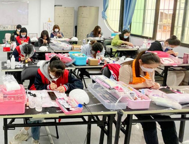 南寧市專業(yè)美甲學(xué)校 | 南寧美甲基礎(chǔ)班課堂