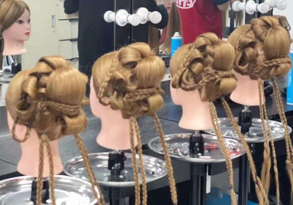 南寧化妝發(fā)型學(xué)校：發(fā)型對化妝的重要性