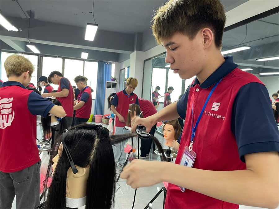 直板夾怎么拉直發(fā)？廣西美發(fā)造型學(xué)校教你