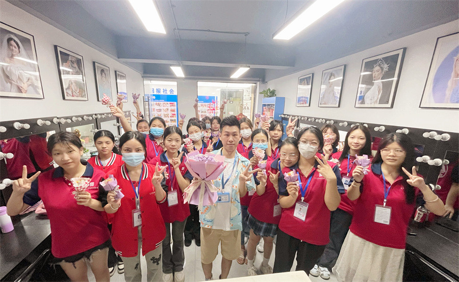 廣西化妝學(xué)校六一活動，儀式氛圍感拉滿