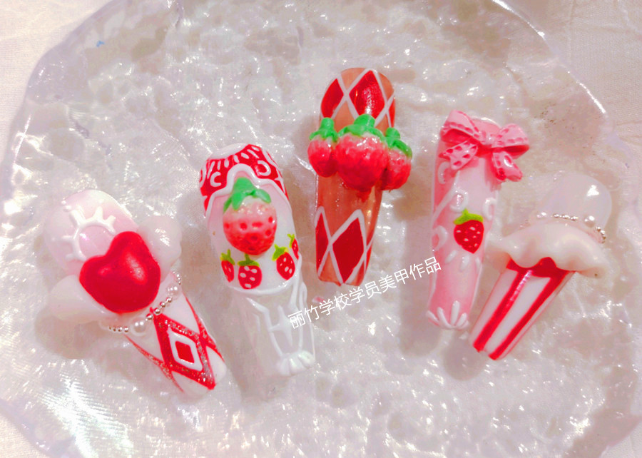 草莓洛可可美甲，廣西美甲培訓(xùn)課堂作品