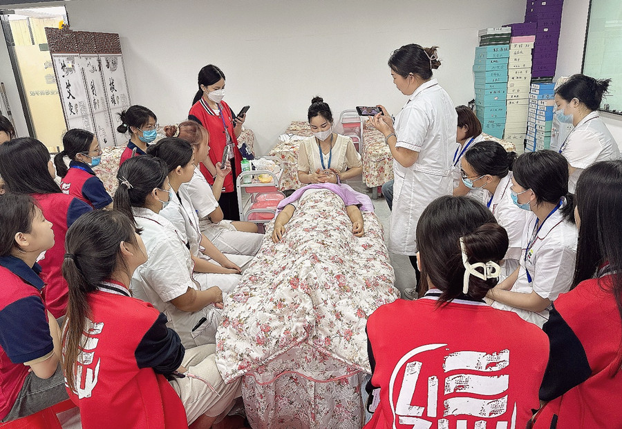 夏季面部如何緊急補水？廣西學(xué)面部護膚教學(xué)