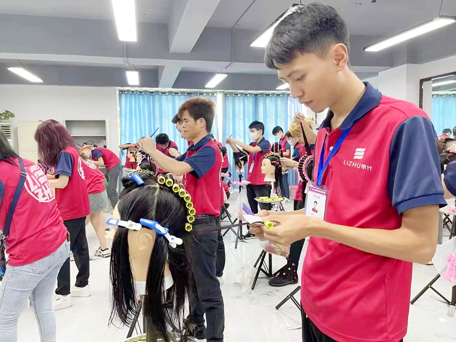 燙發(fā)技術(shù)考核 | 南寧燙發(fā)造型培訓(xùn)學(xué)校全員通過