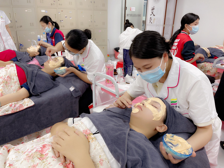 哪些人適合敷軟膜？廣西美容面部護(hù)膚課程