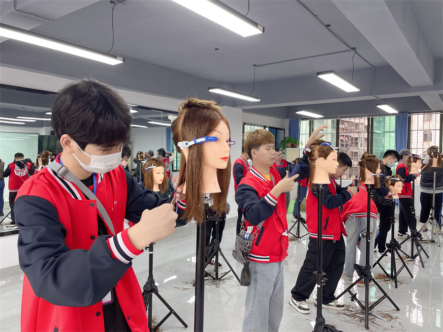 常見女士發(fā)尾修剪教程，廣西剪發(fā)培訓(xùn)學(xué)校課件講解