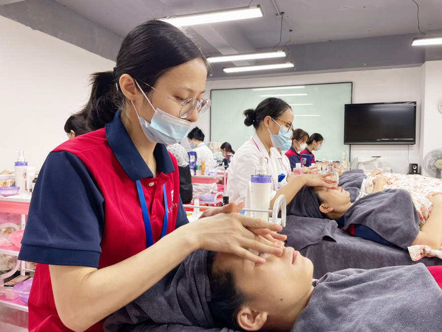 化妝需要學(xué)皮膚管理嗎？廣西美容化妝學(xué)校專(zhuān)業(yè)解答