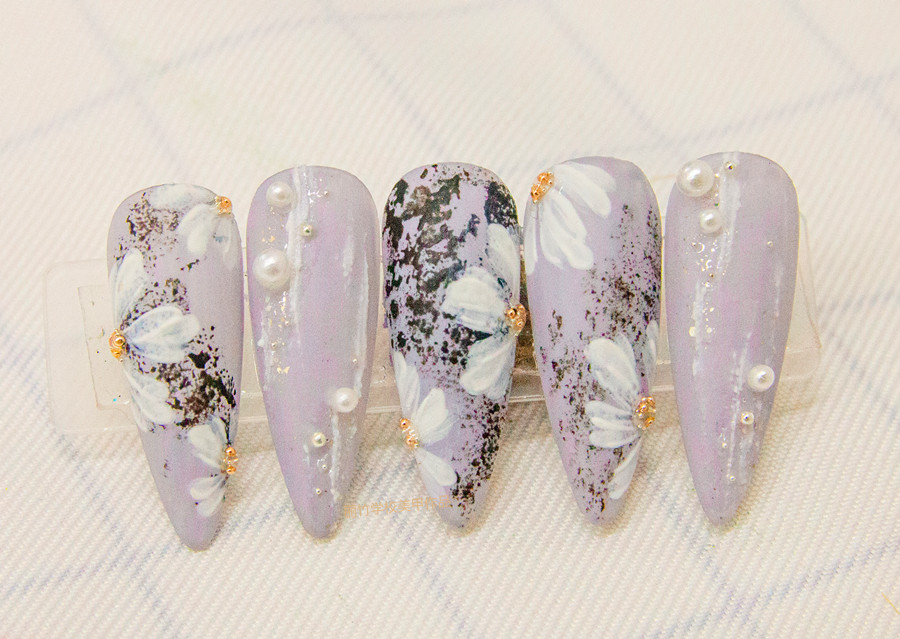 南寧美甲學(xué)校：磨砂美甲，鉑金膠美甲，彩繪小雛菊美甲