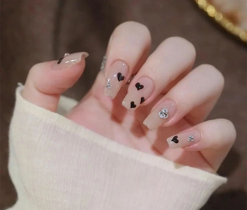 不挑手的黑色美甲，廣西美業(yè)職業(yè)技術(shù)學院推薦