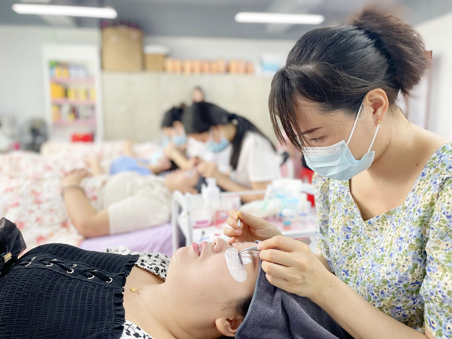 學(xué)費多少？南寧美甲美睫紋繡培訓(xùn)學(xué)校