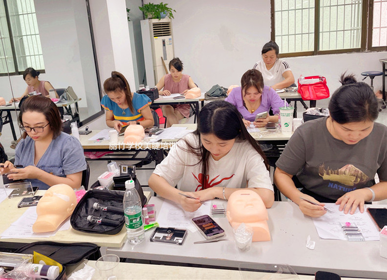 南寧美睫專業(yè)學(xué)校 | 零基礎(chǔ)學(xué)美睫培訓(xùn)