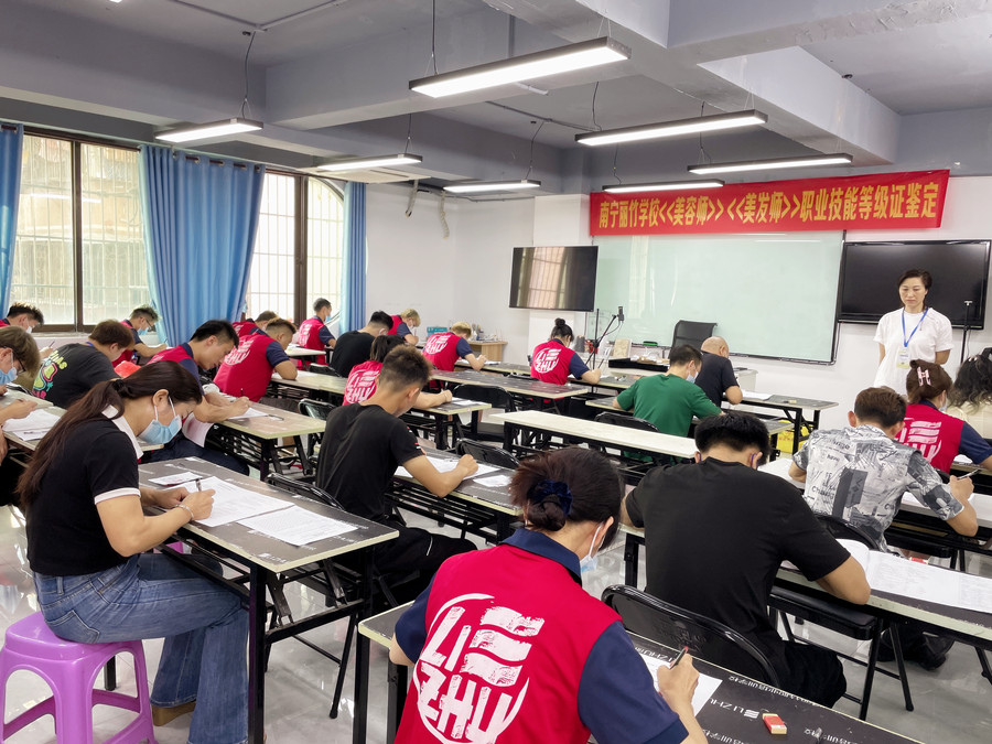 美發(fā)師證考試，麗竹學(xué)校一路高歌