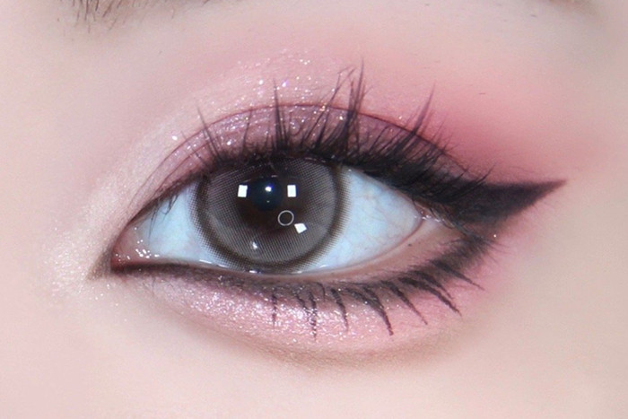 芭比黑粉煙熏眼妝教程，南寧化妝基礎(chǔ)學(xué)校教你