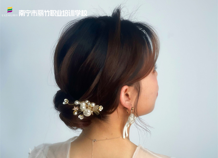 森系簡(jiǎn)約編盤發(fā)，南寧化妝發(fā)型培訓(xùn)作品