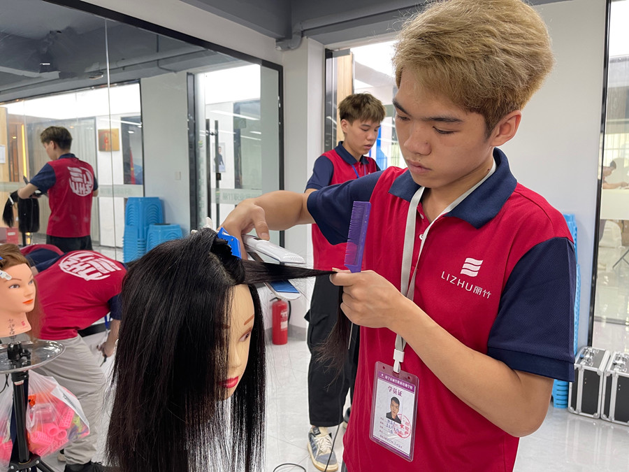 直板夾的工作原理，南寧美發(fā)職業(yè)培訓(xùn)學(xué)校課程講解