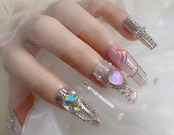 堆鉆美甲作品，廣西培訓(xùn)美甲造型