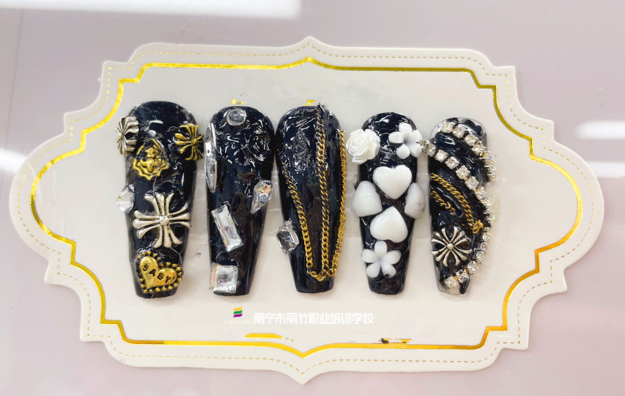 飾品堆鉆美甲，廣西美甲專業(yè)教學(xué)學(xué)員作品