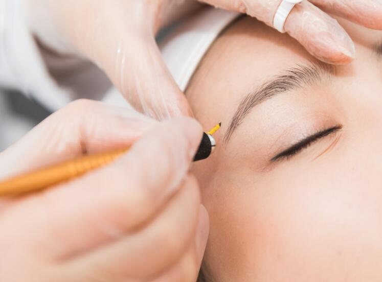 南寧紋繡學(xué)校：在紋眉補色時，你要注意這些