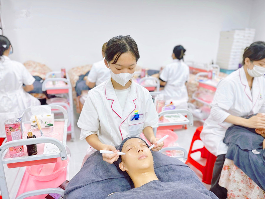 秋季面部撥筋的好處，廣西美容護(hù)膚培訓(xùn)