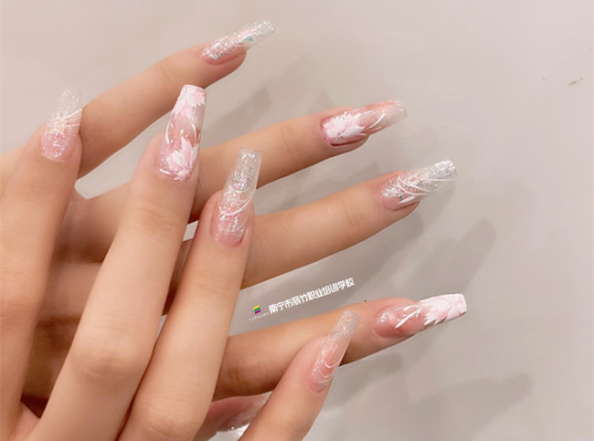 南寧美甲師進(jìn)修班作品：花卉美甲款式