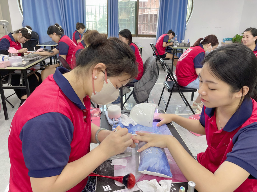 南寧美甲職業(yè)：指甲油干了怎么辦？