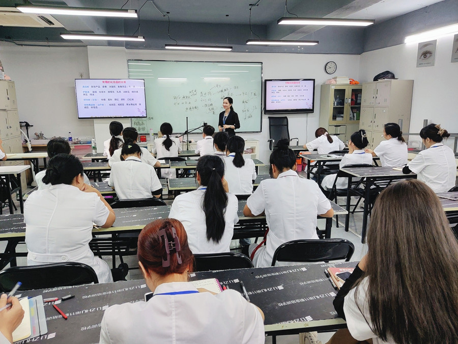 南寧美容化妝培訓(xùn)學(xué)校課程：常見(jiàn)化的化妝品分類(lèi)