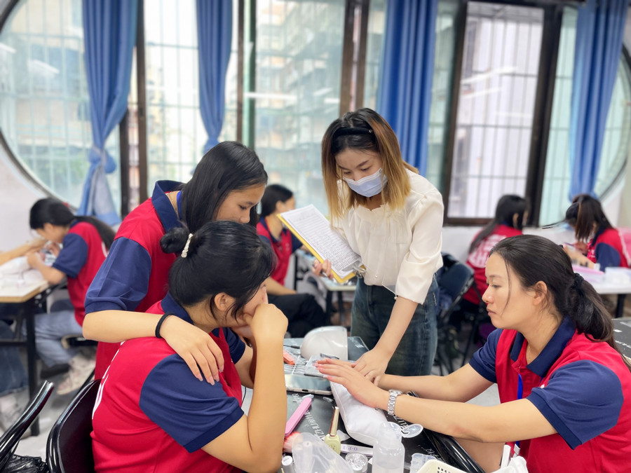 美甲涂指甲油的方法，廣西美甲基礎(chǔ)培訓(xùn)