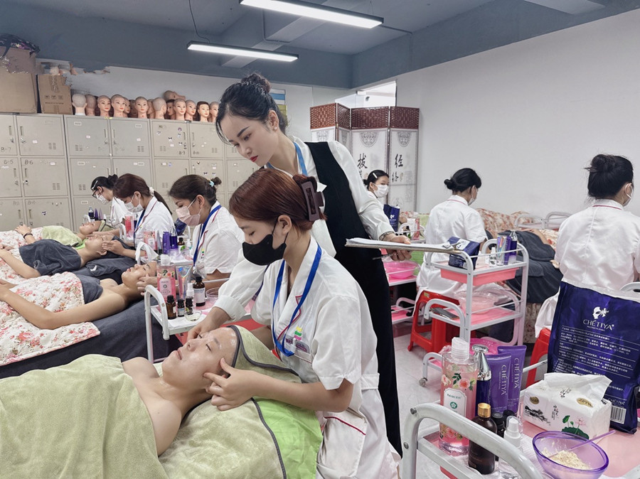 改善面部細(xì)紋的手法？南寧皮膚管理培訓(xùn)