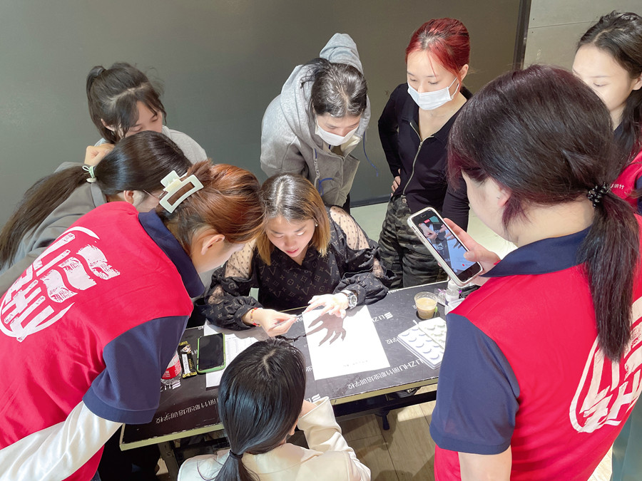 麗竹年終美睫進(jìn)修專(zhuān)場(chǎng)，老師手把手教學(xué)