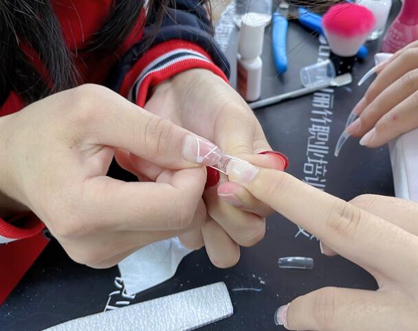 廣西美甲：貼甲片需要照燈嗎？