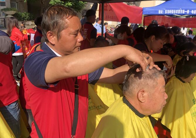 冬日暖陽，廣西美發(fā)理發(fā)學(xué)校小區(qū)免費(fèi)理發(fā)