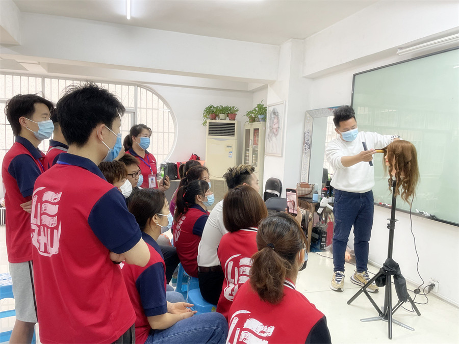 電卷棒怎么用？南寧學(xué)美發(fā)工具有哪些？