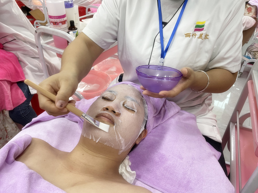 冬季敷面膜技巧，南寧美容護(hù)膚養(yǎng)顏學(xué)校分享