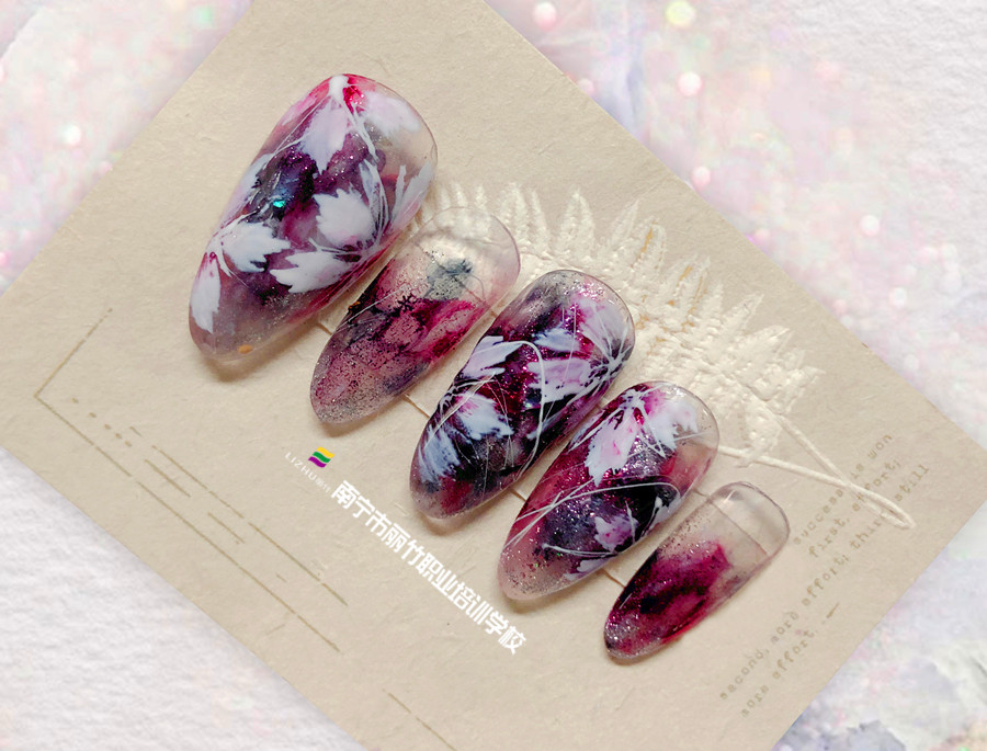 南寧美甲款式進(jìn)修作品：暈染花朵美甲